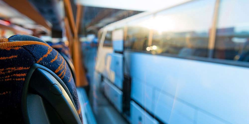 Bild tagen inifrån en buss med utsikt på en annan buss