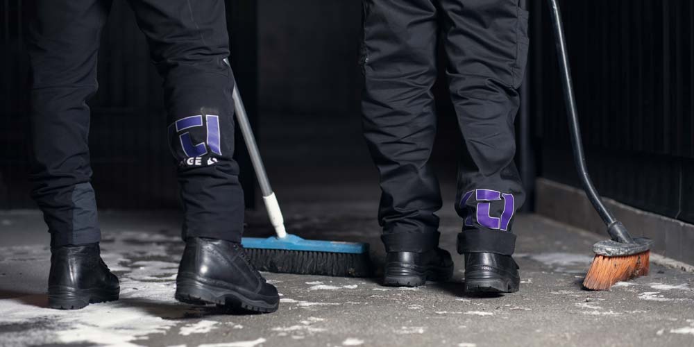 KTIs logga på två byxor