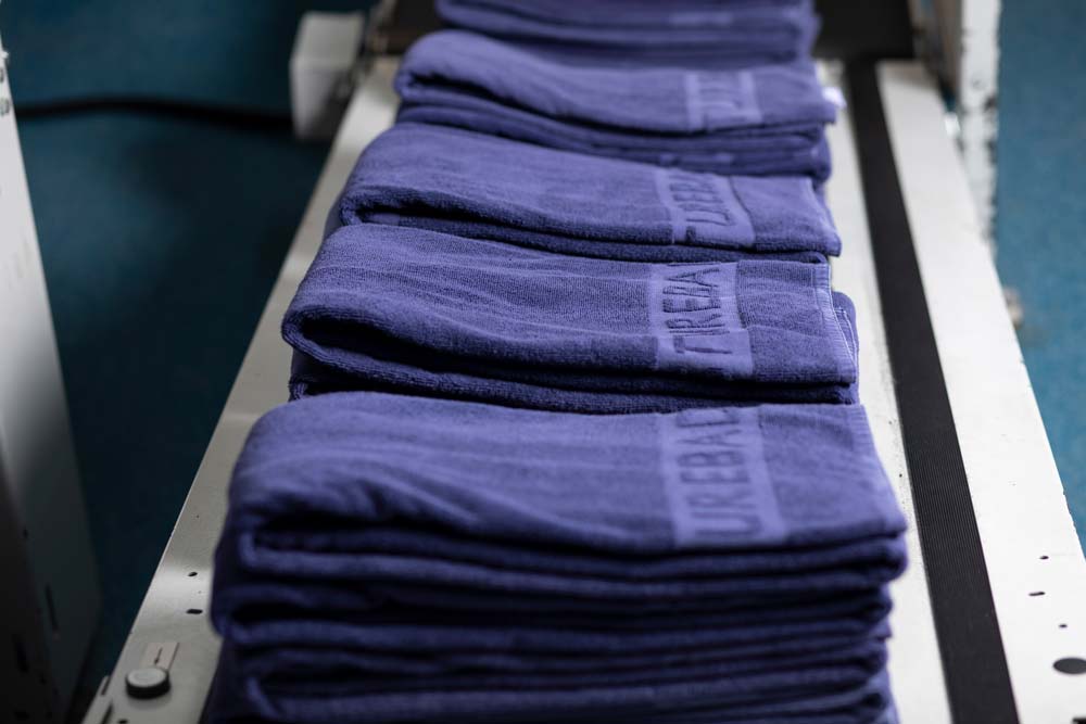 Blåa handdukar tvättade och vikta.