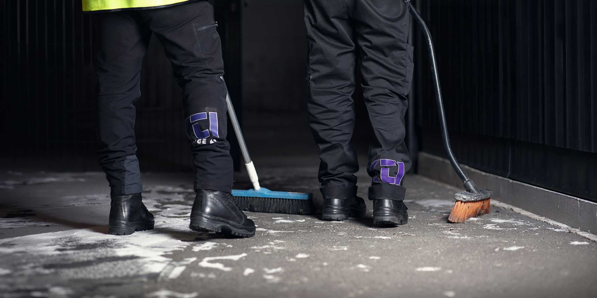 KTIs logga på två byxor